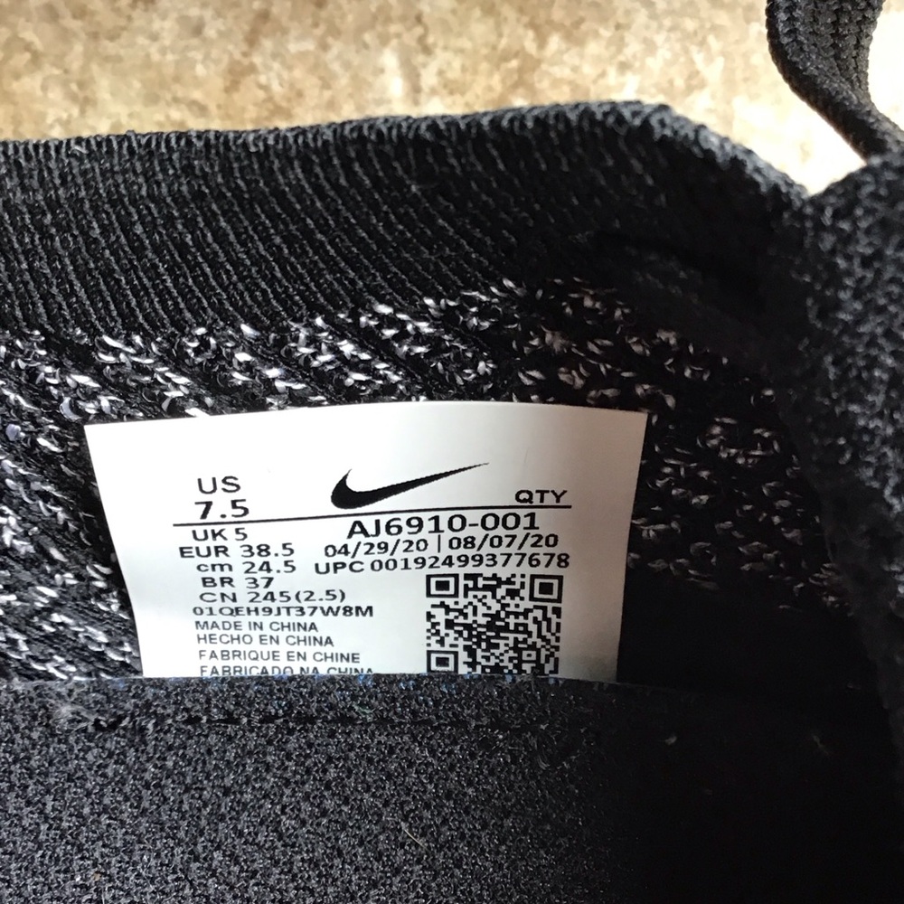 Nike Black and White Flyknit Women’s Sneakers - Picture 7 of 7